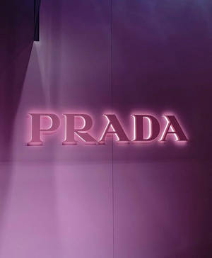 Prada標誌在紫色牆壁上以粉紅色照亮。