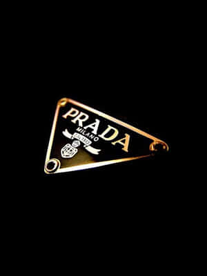 金色Prada標誌胸針在黑色背景上 — 淡彩風格 壁紙