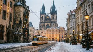 布拉格雪街上的黃色電車，歷史建築和亮燈的聖誕樹