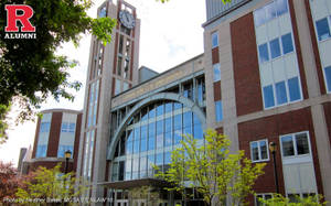 大學建築，設有鐘樓和玻璃入口，周圍環繞樹木。 — 建築 壁紙