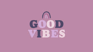 粉紅色背景上帶有彩虹圖案的 Good Vibes 文字