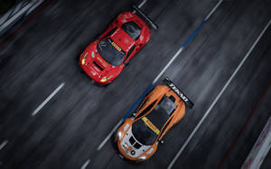 兩輛賽車在夜間賽道上並排疾馳。