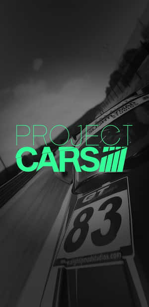 賽車號碼83喺賽道上高速行駛，帶有綠色Project Cars文字疊加。 — 黑白 壁紙