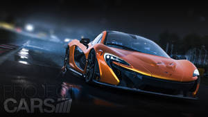 橙色McLaren賽車在潮濕的夜間賽道上疾馳，車頭燈閃爍。