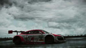 紅白賽車在潮濕賽道上，天空戲劇性。 — Audi R8 GIF 壁紙