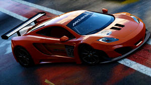 橙色McLaren賽車在濕滑賽道上，帶有賽車條紋。 — 4K 法拉利 壁紙