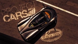 黑色Pagani超跑在賽車道上，附有Project Cars和Pagani標誌。
