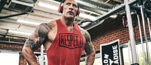 Dwayne Johnson 在健身室身穿紅色背心及耳機 — 岩石 壁紙