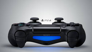 黑色PlayStation 4控制器，中央握把上發出藍色光芒。