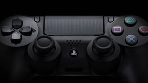 黑色PlayStation手掣，在黑暗環境中帶有發光按鈕。