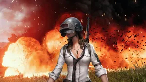 戴頭盔和領帶的女兵站在熾熱爆炸和煙霧中。