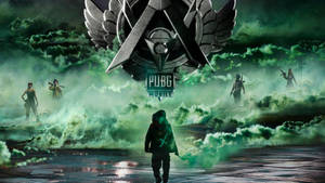 一名士兵在暴風雨綠色戰場上走向發光的PUBG Mobile標誌。