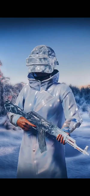 一個穿著銀色套裝的士兵，在暮色中的雪地森林裡手持冰凍步槍。 — 冬天桌面 壁紙
