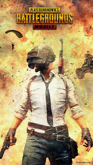 來自 PUBG Mobile 的火熱戰場場景中，一名士兵手持手槍。