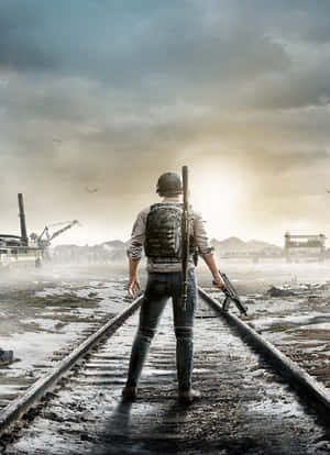 士兵獨自走在廢棄的工業區火車軌道上，黃昏時分。