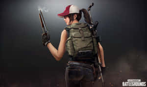 身穿戰鬥裝備的女性PUBG玩家手持冒煙的霰彈槍。