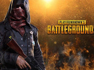 一名蒙面士兵在熾熱的日落中手持步槍，帶有PUBG標誌。