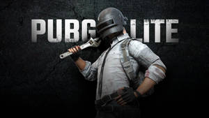 戴頭盔的士兵拿著扳手，靠著有 PUBG LITE 文字的暗色破裂牆壁。
