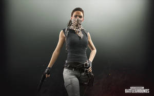 PUBG 女兵在黑暗煙霧環境中手持手槍，豹紋圍巾遮住嘴巴。 — 鬼滅之刃面具 壁紙