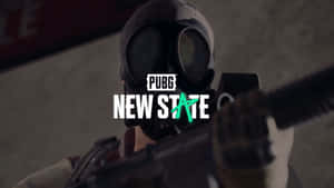 戴著防毒面具的遊戲角色瞄準步槍，帶有PUBG New State標誌。 — 鬼滅之刃面具 壁紙