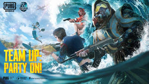 在 PUBG Mobile 活動期間，遊戲角色在海浪中持槍。