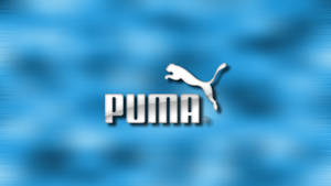 Puma品牌標誌，帶有跳躍的貓在藍色漸變背景上
