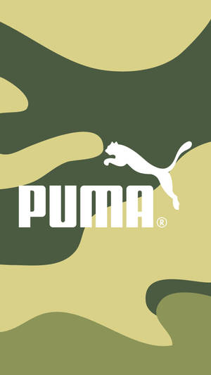 Puma標誌和品牌名稱在迷彩背景上。
