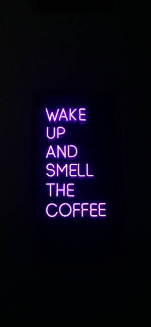 喺黑暗房間入面，一個寫住 wake up and smell the coffee 嘅紫色霓虹燈牌。