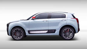 淺藍色運動型 SUV，配備銀色輪圈和紅色制動卡鉗，在工作室環境中。 — Studio Display 壁紙
