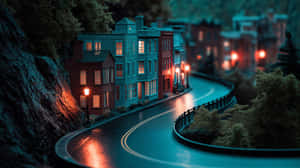 夜晚的彎曲道路，色彩繽紛的房屋和發光的燈光反射在潮濕的路面上。