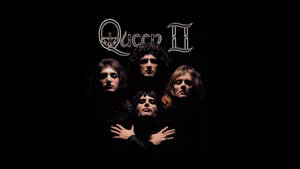 Queen II 樂隊肖像，黑色背景上帶有華麗的白色專輯標題。