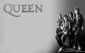 搖滾樂隊 Queen 在攝影棚內擺姿勢的黑白照片。
