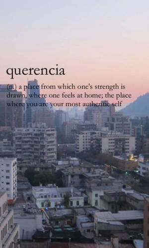 黃昏時分的城市天際線，溫暖的天空和文字將 querencia 定義為力量和真實性的地方。