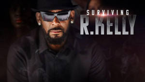 一個戴黑色帽子和太陽眼鏡的男人，身後有煙霧和文字「Surviving R.Kelly」。
