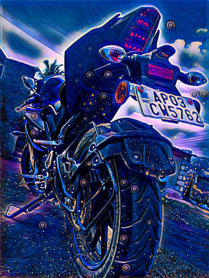 一輛藍色電單車在星空下發出光芒。