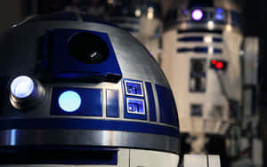 兩個 R2-D2 機械人在黑暗環境中發出藍光。 — 地球超人 壁紙
