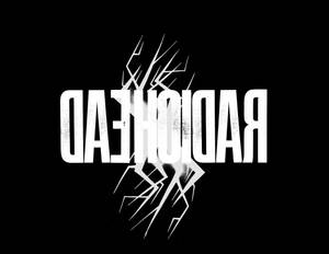 Radiohead 樂隊標誌，以粗體白色磨損字體顯示在黑色背景上，帶有抽象線條。