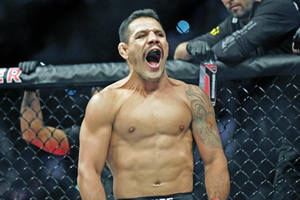 一名勝利的MMA拳手在比賽後於八角籠內咆哮。