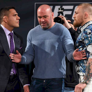 UFC主席達納·懷特在記者會期間站在拳手康納·麥格雷戈與內特·迪亞茲之間。