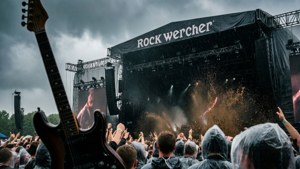 Rock Werchter音樂節上，雨中的群眾舉起雙手，前景有一把結他。