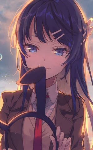 穿著校服的動漫女孩在日落時持劍。