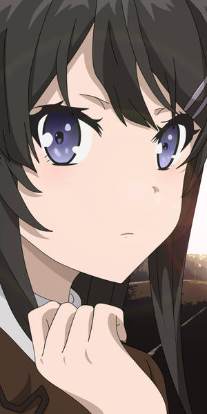 紫眼黑髮動漫少女，手靠近下巴，若有所思地看著觀眾。