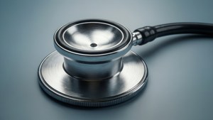 灰色背景上閃亮銀色聽診器膜片連黑色軟管