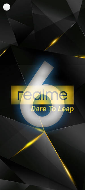 黑色幾何背景，帶有金色線條和帶有 realme 標誌的白色數字六。