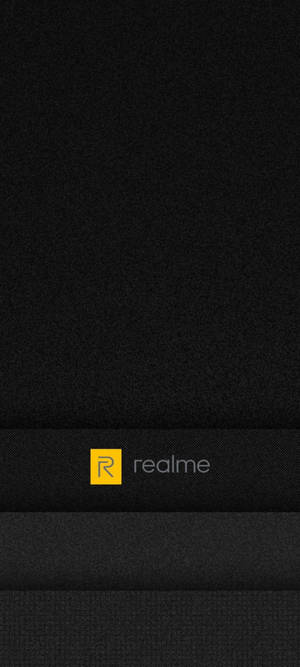 黑色紋理背景，底部帶有 realme 標誌。