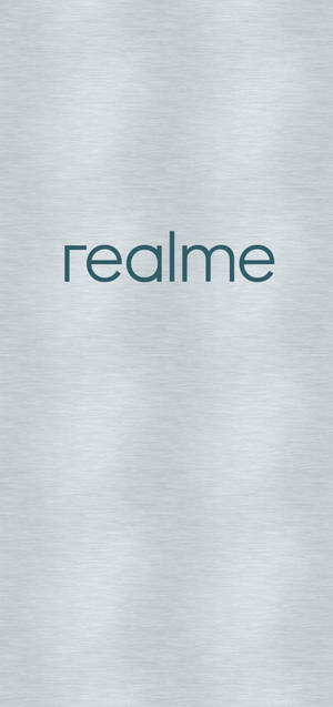 拉絲銀色金屬背景上的青綠色 Realme 標誌。