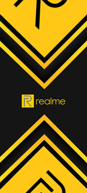 Realme 品牌標誌置於大膽的黃色和黑色人字形圖案之間。