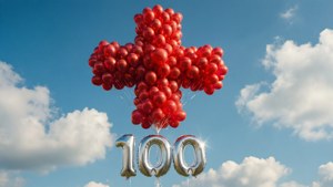 紅色氣球十字和銀色100氣球在藍天白雲中漂浮