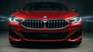 紅色BMW跑車，在工作室中帶有照明頭燈和鍍鉻格柵。