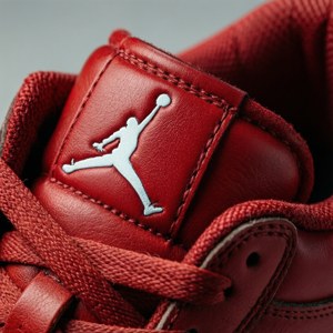 紅色皮革Jordan運動鞋，鞋舌上有銀色Jumpman標誌